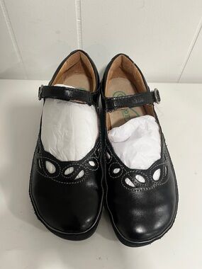 Naot Mary Jane black  Leather Laser Cut drop  Shoe 35